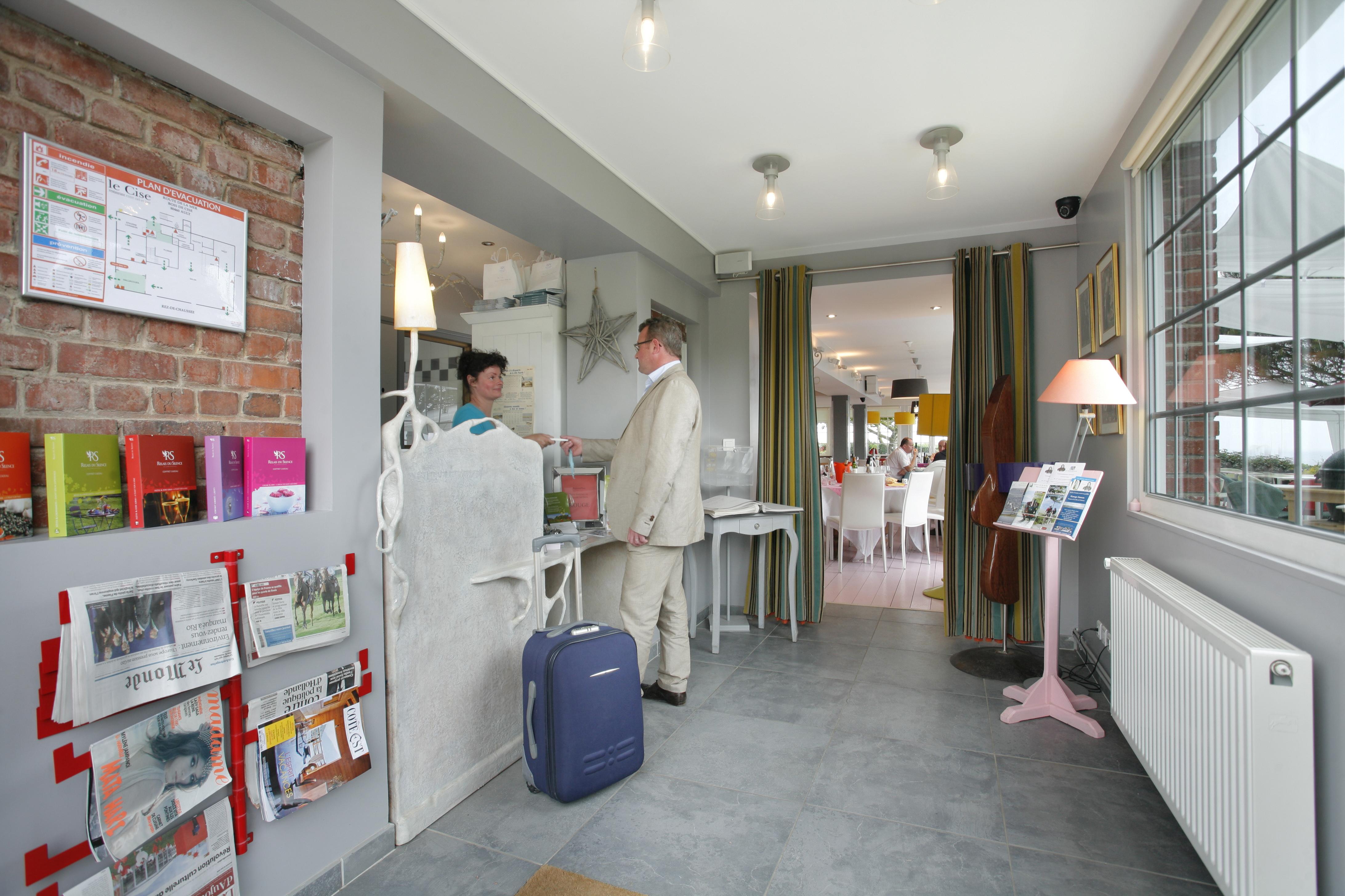 The Originals Hotel Le Cise Restaurant Chambres Et Suites Олт Екстериор снимка